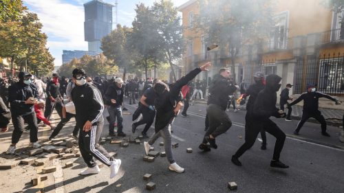 Albánsko si pri zásahoch proti nepokojom berie príklad z Francúzska
