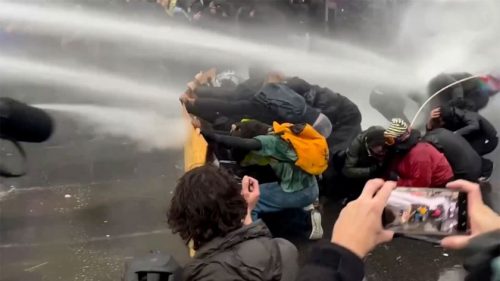 Európu zachvátili masové protesty: slzný plyn, pyrotechnika a vodné delá (VIDEÁ)
