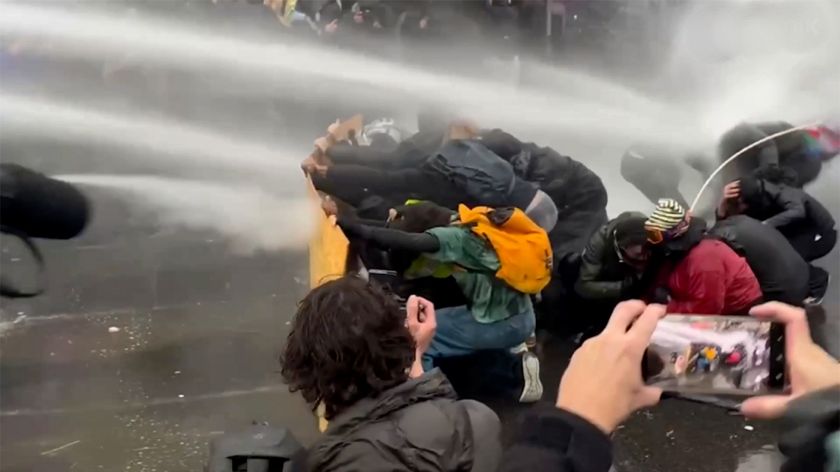 Európu zachvátili masové protesty: slzný plyn, pyrotechnika a vodné delá (VIDEÁ)
