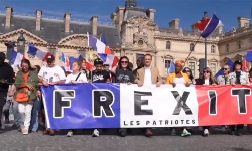 „Rusko nie je náš nepriateľ“: Stovky ľudí v Paríži protestovali proti pomoci Ukrajine